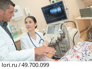 specialist doctor giving instructions to the ultrasound technician. Стоковое фото, агентство Ingram Publishing / Фотобанк Лори