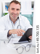 happy doctor working with computer in office. Стоковое фото, агентство Ingram Publishing / Фотобанк Лори
