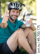 happy male bicyclist giving thumb up. Стоковое фото, агентство Ingram Publishing / Фотобанк Лори