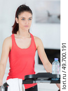 beautiful young woman exercising on stepper at the home. Стоковое фото, агентство Ingram Publishing / Фотобанк Лори