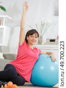 young woman training with fitness ball. Стоковое фото, агентство Ingram Publishing / Фотобанк Лори