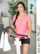 woman working out on step machine in fitness gym. Стоковое фото, агентство Ingram Publishing / Фотобанк Лори