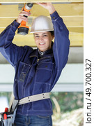 portrait of female builder using cordless drill. Стоковое фото, агентство Ingram Publishing / Фотобанк Лори