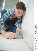 a floor installer at work. Стоковое фото, агентство Ingram Publishing / Фотобанк Лори