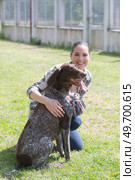 shelter keeper loves her residents. Стоковое фото, агентство Ingram Publishing / Фотобанк Лори