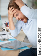 young man angry in the office. Стоковое фото, агентство Ingram Publishing / Фотобанк Лори