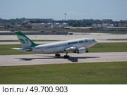 Самолет Airbus A310-300 (EP-MNF) иранской авиакомпании Mahan Air взлетает из Международного аэропорта Сочи (2016 год). Редакционное фото, фотограф Екатерина Лызлова / Фотобанк Лори