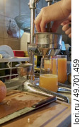 Juicer press with oranges and freshly squeezed juice in kitchen setting. Стоковое видео, видеограф Татьяна Лобанова / Фотобанк Лори