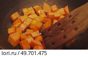 Colorful diced carrots cooking in a pan with light oil and strong heat. Стоковое видео, видеограф Татьяна Лобанова / Фотобанк Лори