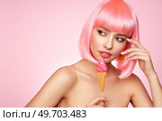 Beauty model portrait with pink hair. Bob short Haircut. Beautiful glamorous girl with an ice cream lollipop. Стоковое фото, агентство Ingram Publishing / Фотобанк Лори