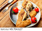 Pieces fish pie with mackerel on wooden board. Fish baked in bread.. Whole scomber fish baked in dough. Стоковое фото, агентство Ingram Publishing / Фотобанк Лори