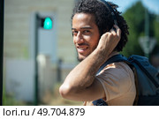 man waiting to cross road wearing headphones. Стоковое фото, агентство Ingram Publishing / Фотобанк Лори