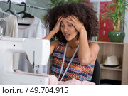 a worried seamstress at work. Стоковое фото, агентство Ingram Publishing / Фотобанк Лори