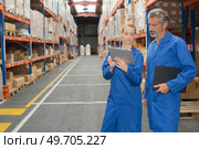 Man and woman in warehouse. Стоковое фото, агентство Ingram Publishing / Фотобанк Лори