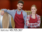portrait of young couple in cellar with oak barrels. Стоковое фото, агентство Ingram Publishing / Фотобанк Лори