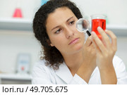 forensic scientist examining bullet casing. Стоковое фото, агентство Ingram Publishing / Фотобанк Лори