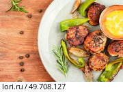 Juicy meat medallions with stewed vegetables on rustic wooden table. Copy space, rustic style.. Appetizing pork medallions. Стоковое фото, агентство Ingram Publishing / Фотобанк Лори