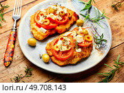 Chicken chops garnished with vegetables. Ketogenic meal. Rustic style. Breaded chicken meat steaks. Стоковое фото, агентство Ingram Publishing / Фотобанк Лори