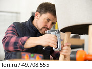 upholsterer using a staple gun. Стоковое фото, агентство Ingram Publishing / Фотобанк Лори