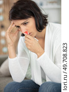 woman with nosebleed at home. Стоковое фото, агентство Ingram Publishing / Фотобанк Лори