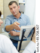 client pointing at his preferred material design. Стоковое фото, агентство Ingram Publishing / Фотобанк Лори