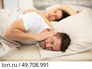 frustrated man cannot fall asleep wife snoring. Стоковое фото, агентство Ingram Publishing / Фотобанк Лори