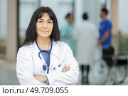 middle age doctor woman looking at camera. Стоковое фото, агентство Ingram Publishing / Фотобанк Лори