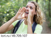 hiker girl shouting and announcing something at outdoors. Стоковое фото, агентство Ingram Publishing / Фотобанк Лори