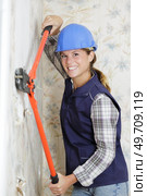 woman using a pair of bolt cutters. Стоковое фото, агентство Ingram Publishing / Фотобанк Лори