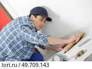 young technician installing floor at construction site. Стоковое фото, агентство Ingram Publishing / Фотобанк Лори