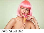 Beauty model portrait with pink hair. Bob short Haircut. Beautiful glamorous girl with an ice cream lollipop. Стоковое фото, агентство Ingram Publishing / Фотобанк Лори