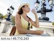 a woman drinking water outdoors. Стоковое фото, агентство Ingram Publishing / Фотобанк Лори