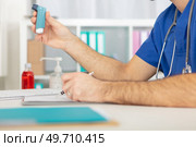 male doctor holding asthma inhaler. Стоковое фото, агентство Ingram Publishing / Фотобанк Лори