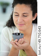 beautiful smiling young woman smelling tea. Стоковое фото, агентство Ingram Publishing / Фотобанк Лори