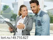 couple talking about interior design. Стоковое фото, агентство Ingram Publishing / Фотобанк Лори