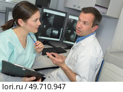 mri machine and screens with doctor and nurse. Стоковое фото, агентство Ingram Publishing / Фотобанк Лори