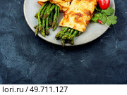 Appetizing omelet cooked with green asparagus. Space for text. Healthy asparagus omelet. Стоковое фото, агентство Ingram Publishing / Фотобанк Лори