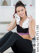 fitness woman drying sweat with towel. Стоковое фото, агентство Ingram Publishing / Фотобанк Лори