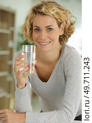 healthy woman holding a glass of water. Стоковое фото, агентство Ingram Publishing / Фотобанк Лори