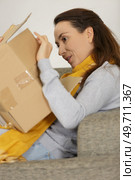 beautiful attractive happy woman opening cardboard box. Стоковое фото, агентство Ingram Publishing / Фотобанк Лори