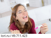 happy woman holding pregnancy test. Стоковое фото, агентство Ingram Publishing / Фотобанк Лори
