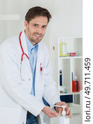 medical doctor using sanitizer dispenser in clinic. Стоковое фото, агентство Ingram Publishing / Фотобанк Лори