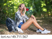 girl i is resting and drinking water. Стоковое фото, агентство Ingram Publishing / Фотобанк Лори