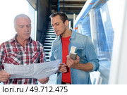 portrait of workers looking at plans. Стоковое фото, агентство Ingram Publishing / Фотобанк Лори
