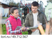 saleswoman try to sell new tractor to winemaker. Стоковое фото, агентство Ingram Publishing / Фотобанк Лори