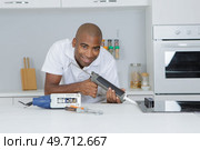 glue application on the hob. Стоковое фото, агентство Ingram Publishing / Фотобанк Лори