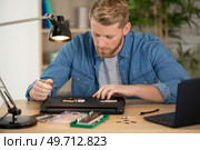 male student during repair of his laptop. Стоковое фото, агентство Ingram Publishing / Фотобанк Лори