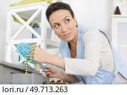a housemaid steals from table. Стоковое фото, агентство Ingram Publishing / Фотобанк Лори