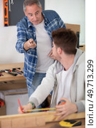 impatient supervisor giving instructions to apprentice. Стоковое фото, агентство Ingram Publishing / Фотобанк Лори