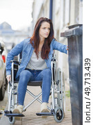 Woman in wheelchair struggling to pass obstruction. Стоковое фото, агентство Ingram Publishing / Фотобанк Лори